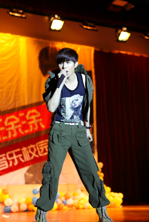  p data-id="gnyubgxnjx">胡晓,80后主持人,演员,全能唱作音乐人.