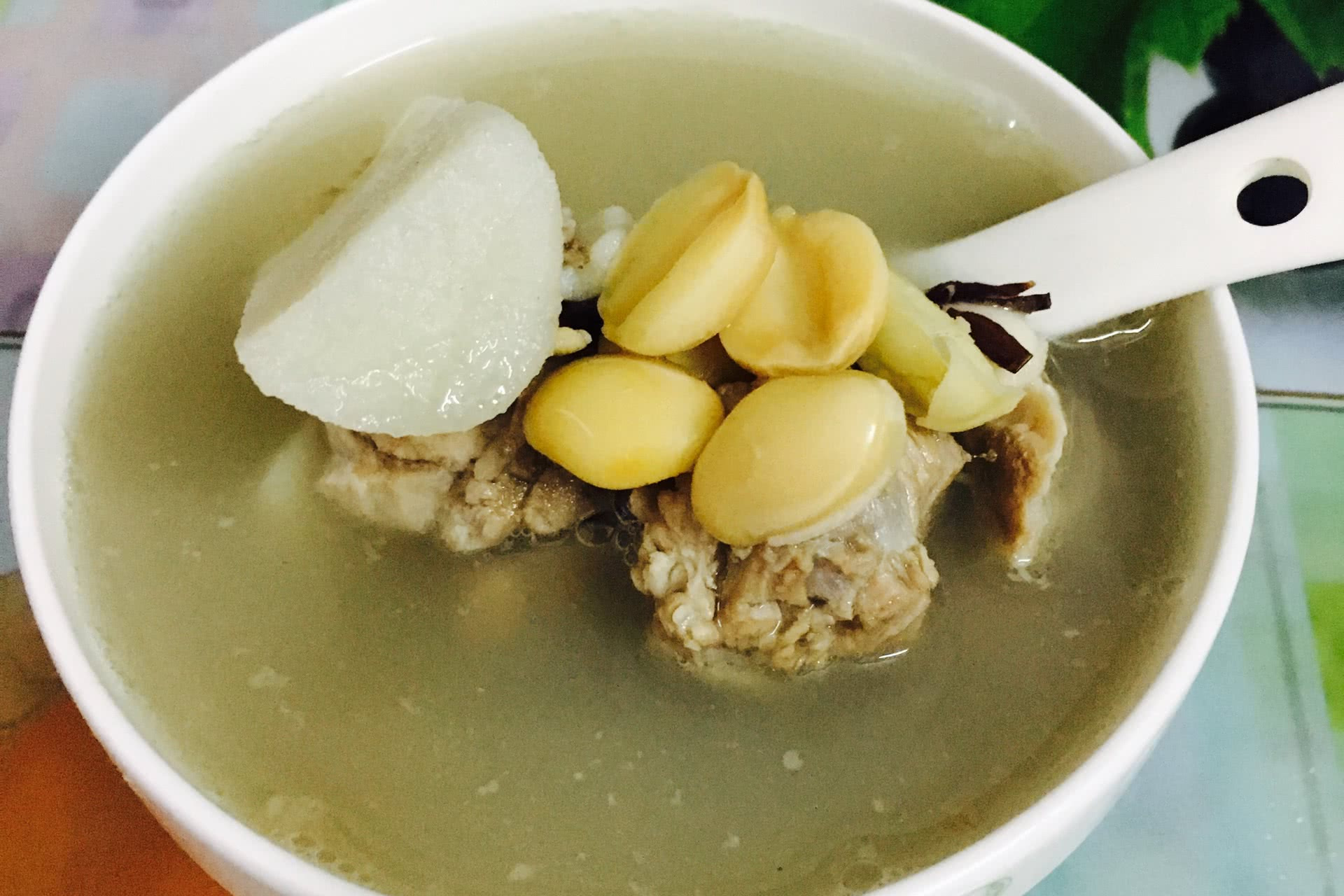  p>土茯苓芡实瘦肉汤是一道以 a target="_blank" href="/item/土茯苓