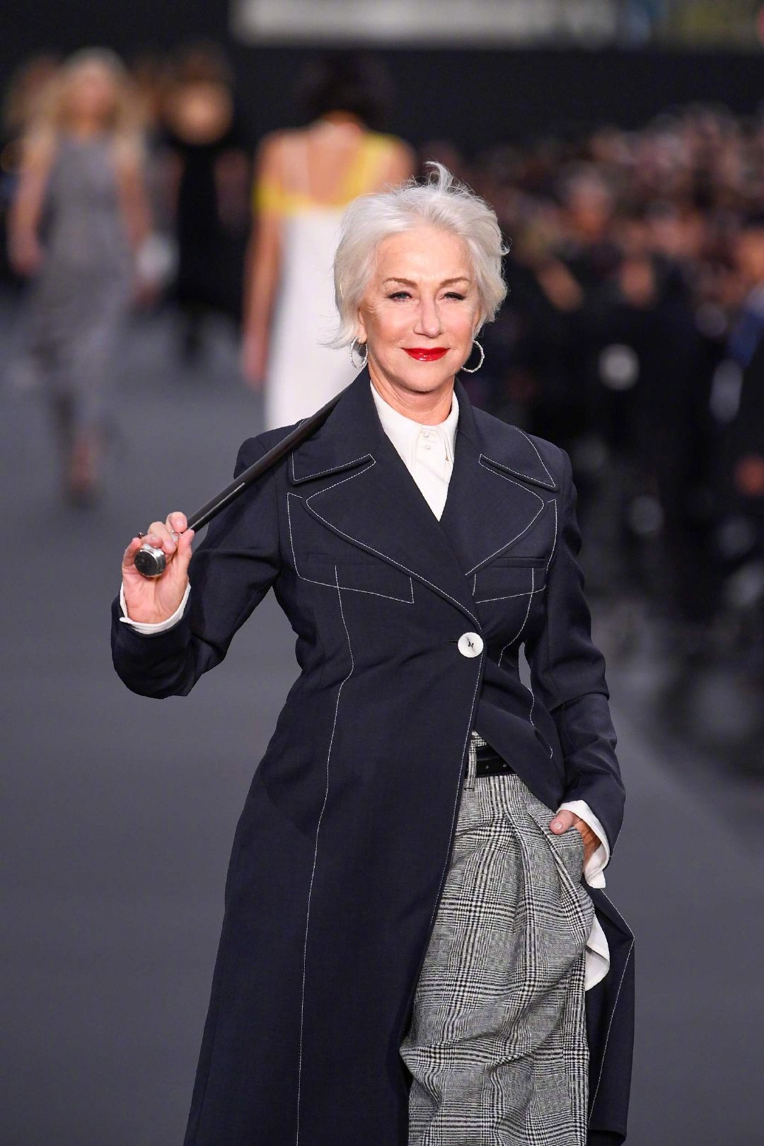  p>海伦·米伦 i>(helen mirren) /i>,1945年7月26日出生于英国伦敦