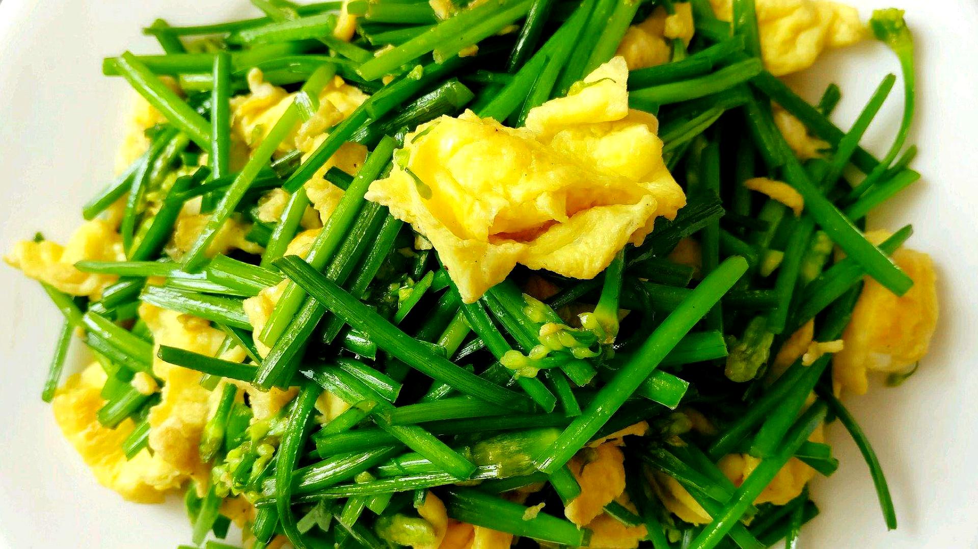  p>韭菜花炒鸡蛋是一道以韭菜花,鸡蛋,红辣椒,油,盐,鸡精等为原料烹饪