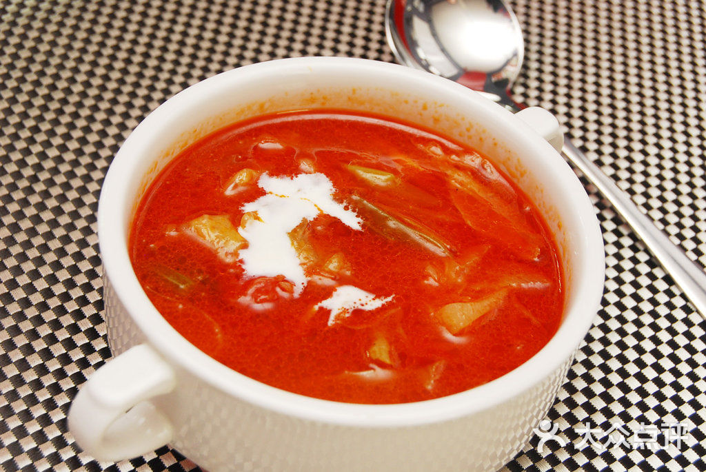  p>莫斯科红菜汤是一道汤类美食,以熟牛肉等为原料,以小茴香,大蒜等为