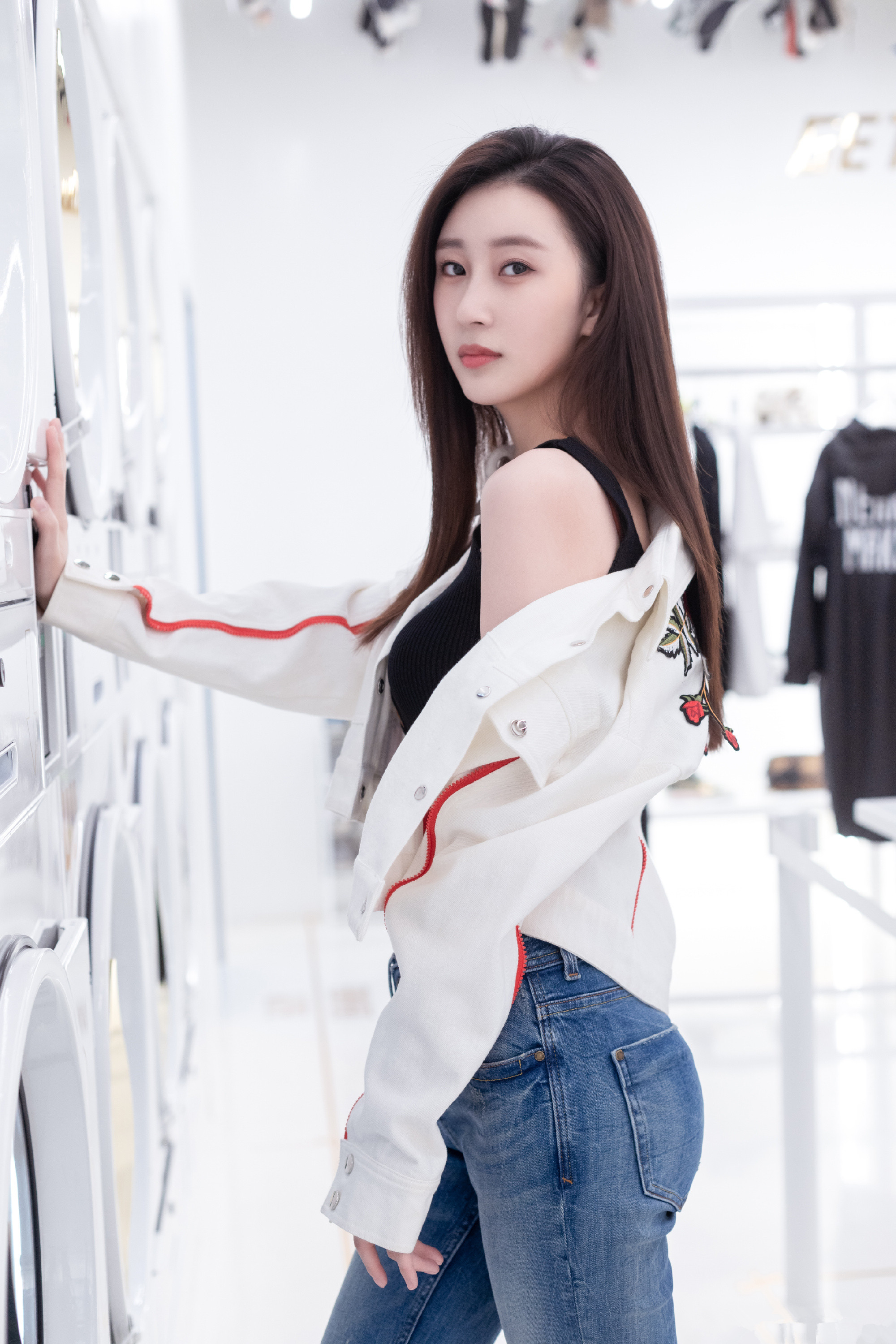 >楚月(原名陈楚月),1992年2月11日出生于安徽省淮南市,中国内地女演员