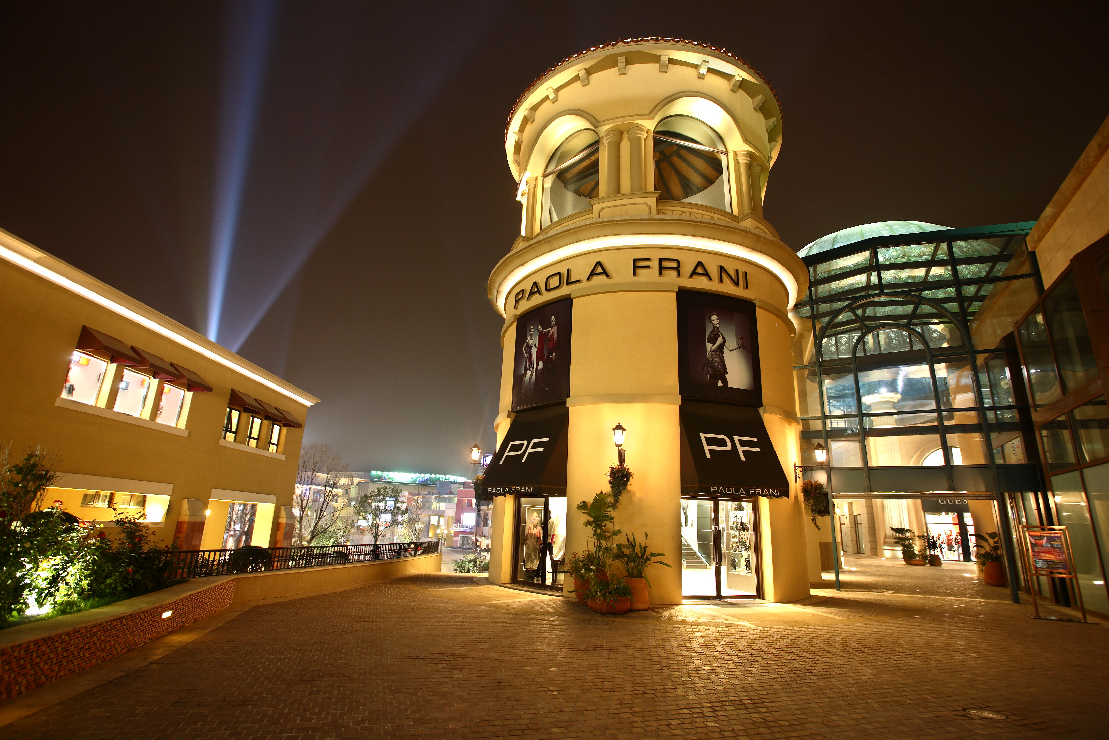 即solana蓝色港湾国际商区,位于北京市朝阳区朝阳公园路6号,朝阳公园