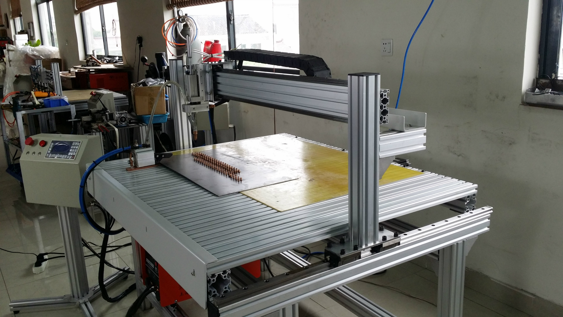 有很多种称呼,包括 a target="_blank" href="/item/种钉机/1575229"