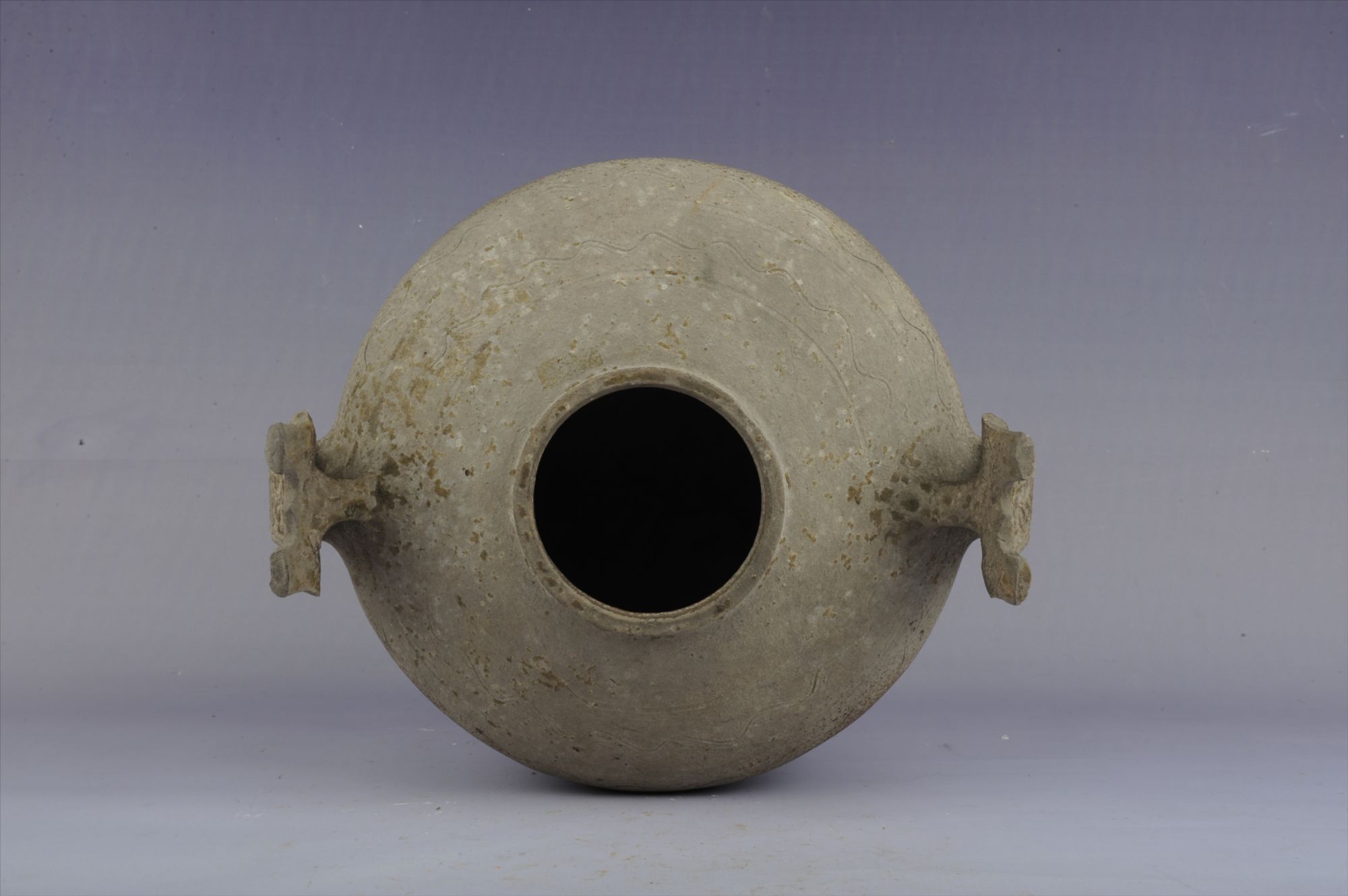 汉代青釉水波纹双耳瓷罐