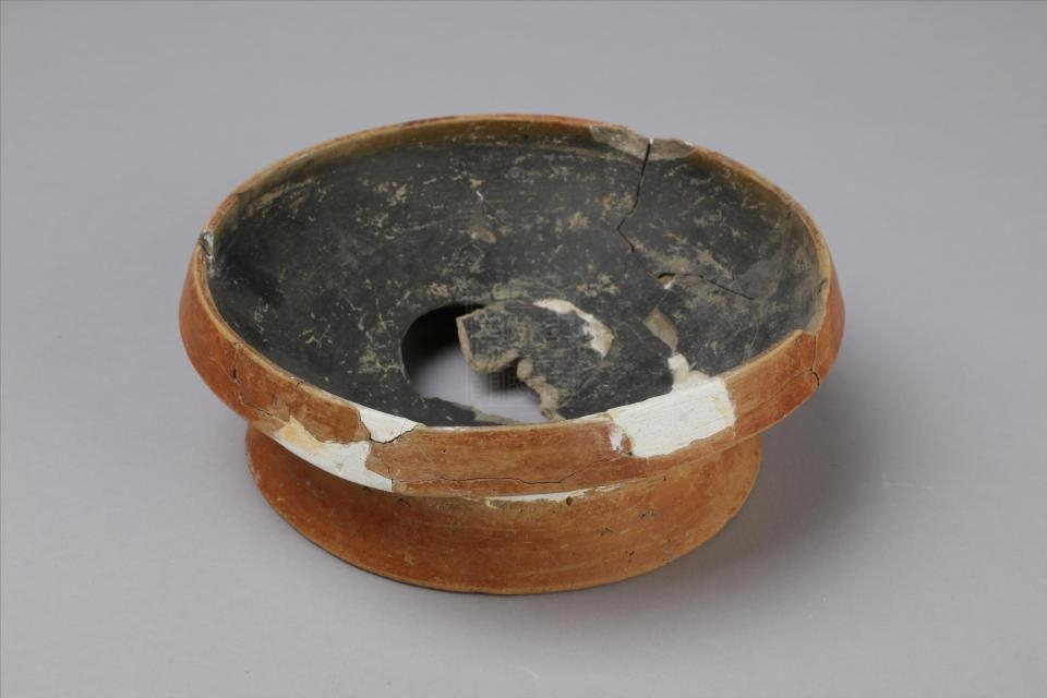 新石器时代大圈足红陶盘