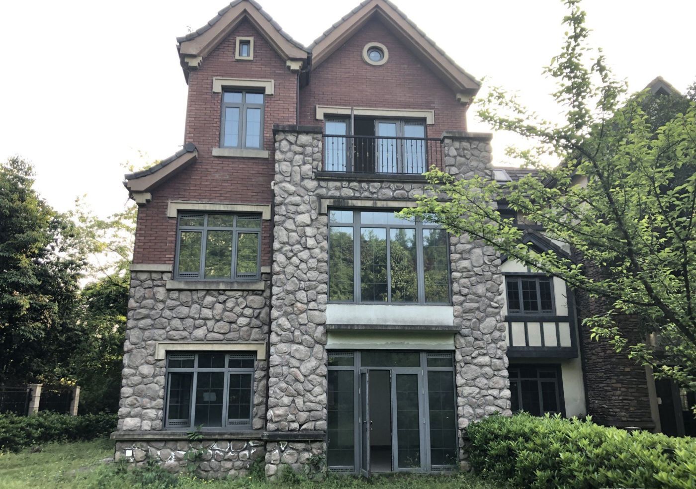  p>保利山庄别墅位于重庆市江北鸿恩寺,由保利(重庆)投资实业有限公司