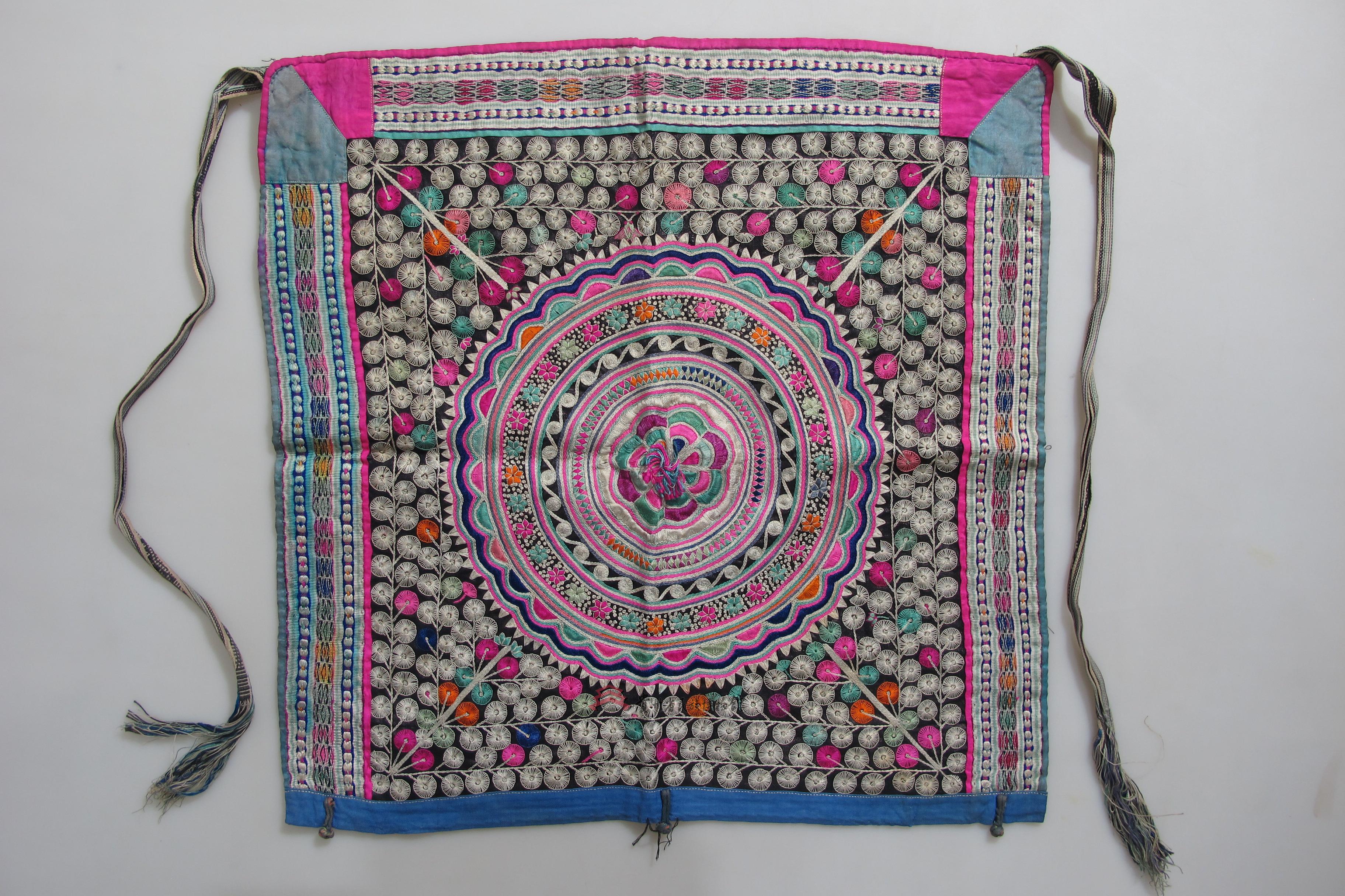 当代黎平侗族锁绣太阳纹背带盖