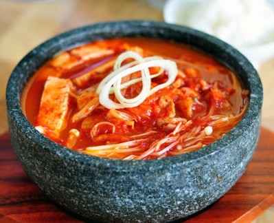  p>石锅泡菜汤是一道以韩国泡菜,豆腐为主料制作的菜品. /p>