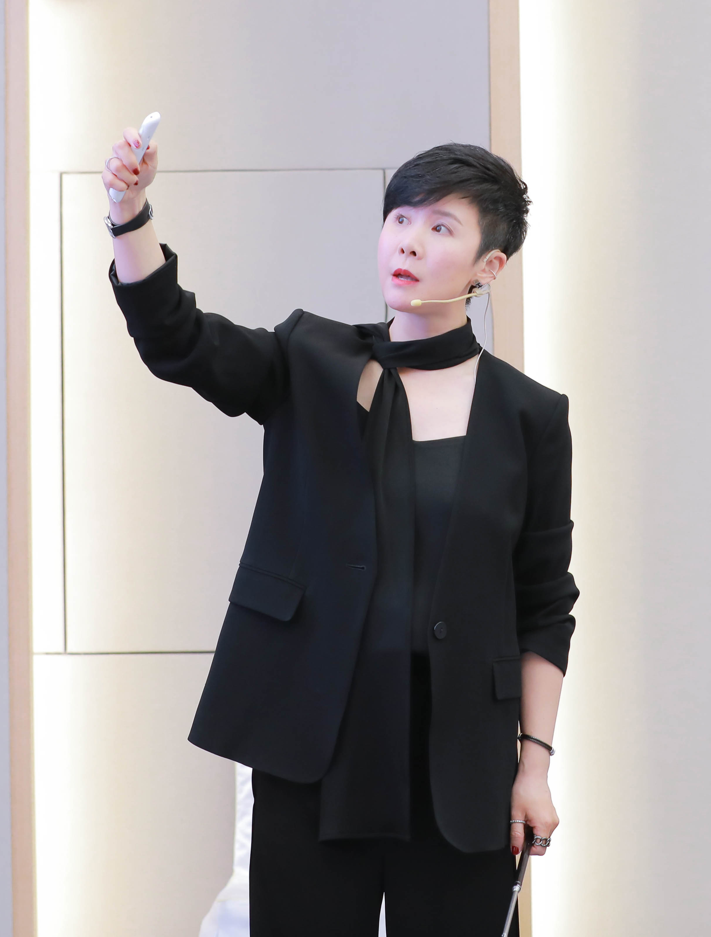 7f5dc">钟晓莹, a target="_blank" href="/item/陈列共和/22336477"