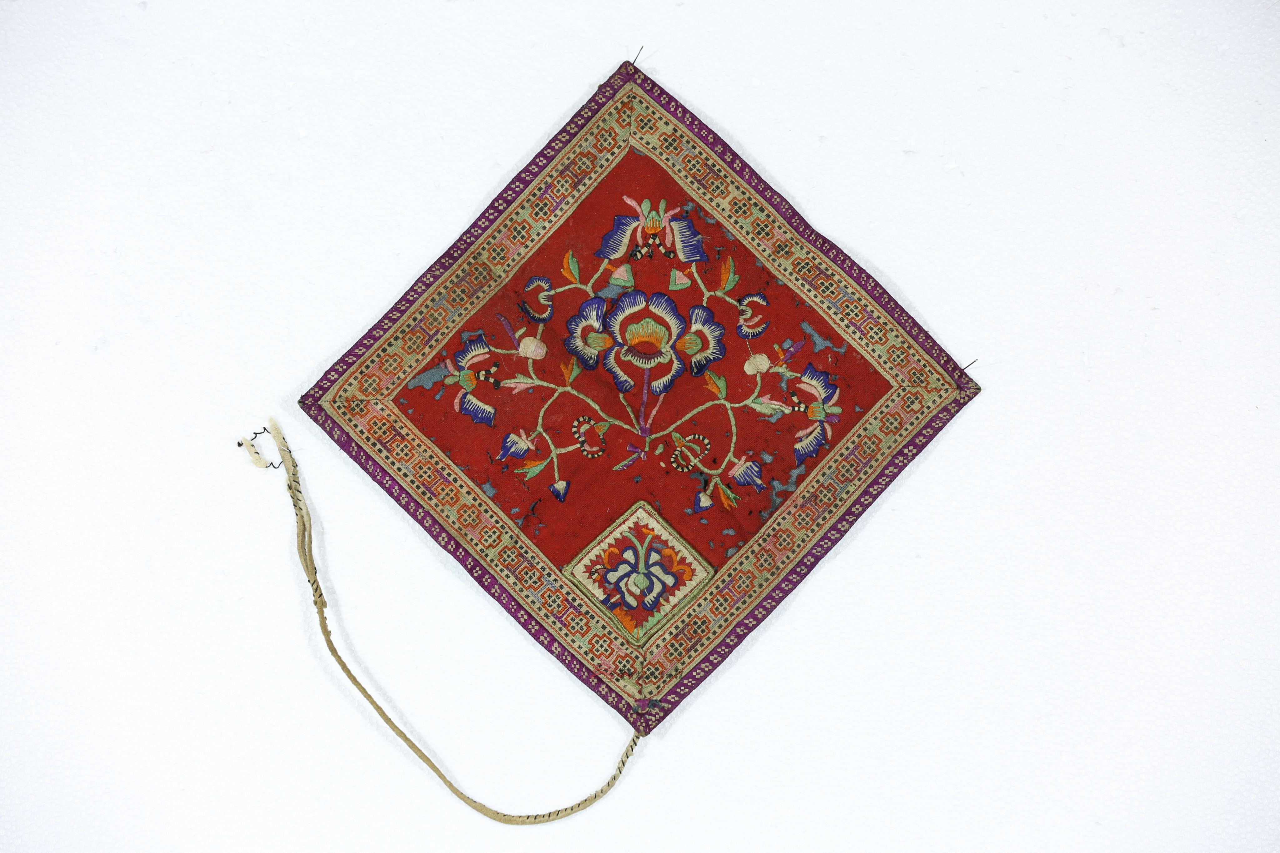 当代云南文山彝族蝶花纹套绣手绢