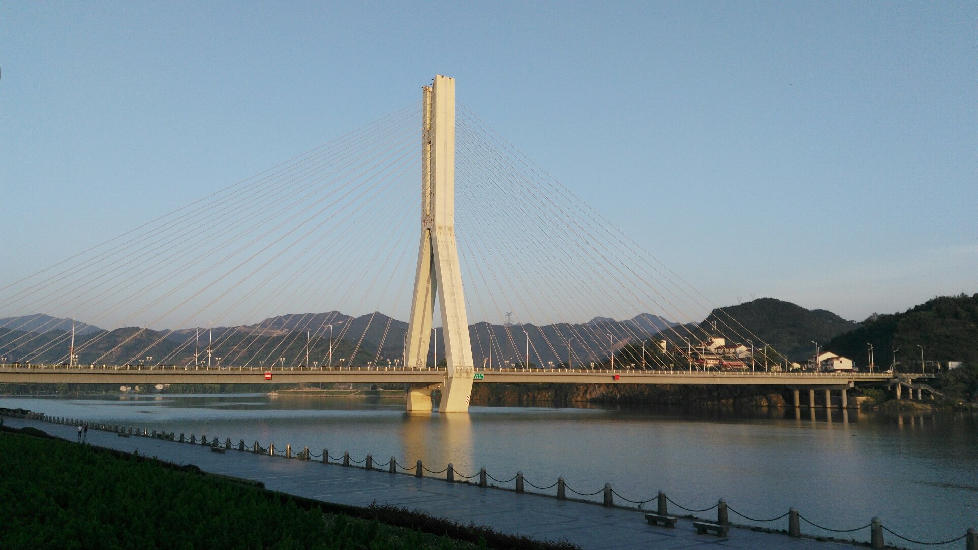  p data-id="gnvfek3b36">2006年1月正式通车的丽水市紫金大桥,是城区