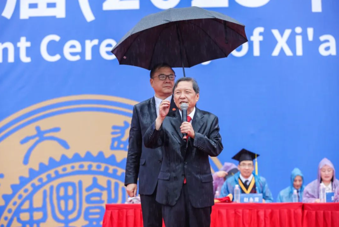 雨中演讲的“网红校长”：被美国拉黑，我很自豪_百科TA说