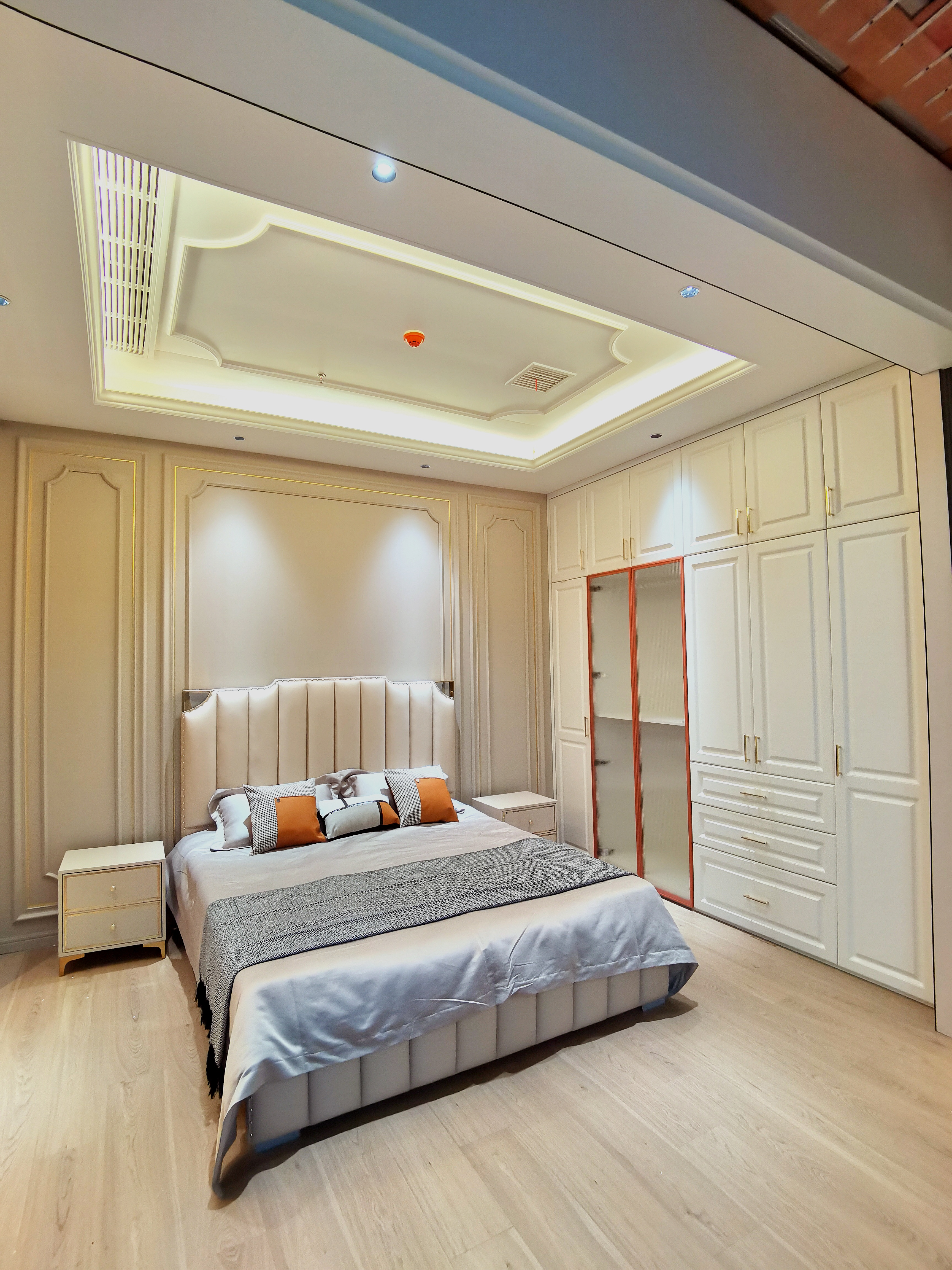  p>多米蓝品牌专注于墙顶整装 ,是一家集产品研发,生产加工,装饰装修