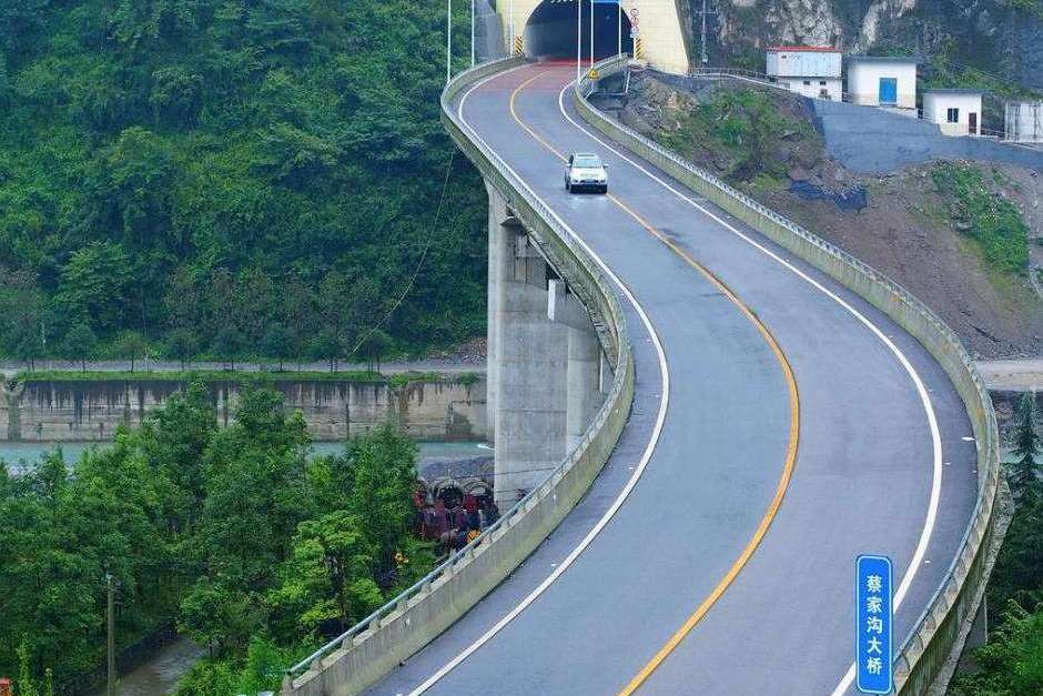  p data-id="gnbhh73gud">绵茂公路,起于绵竹市汉旺镇,沿绵远河上行