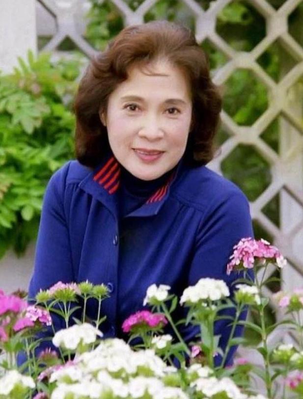 岁月从不败美人！人民永远记得您！97岁秦怡获“人民艺术家”称号_百科TA说