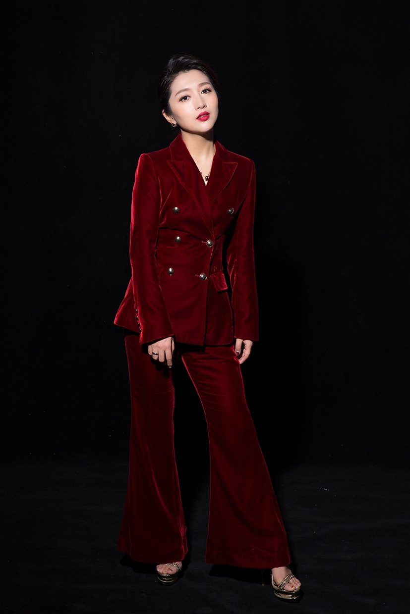  p>雷璐,出生于山西省太原市,中国内地双语主持人,记者,播音员 ,先后