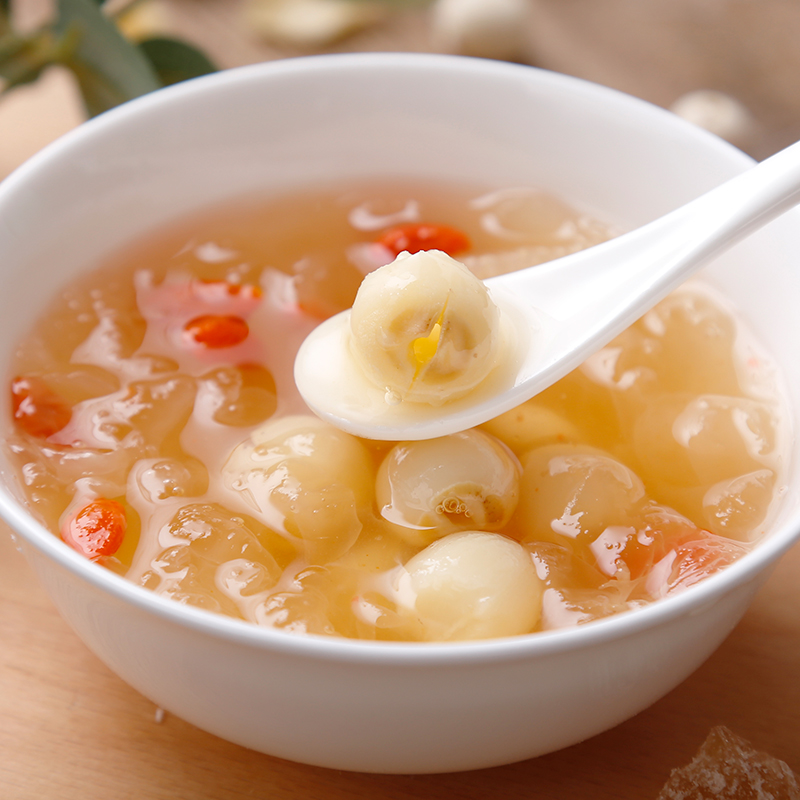 是一道美食,主料为通芯莲子干50克,桂圆20只,西湖藕粉20克,糖桂花少许