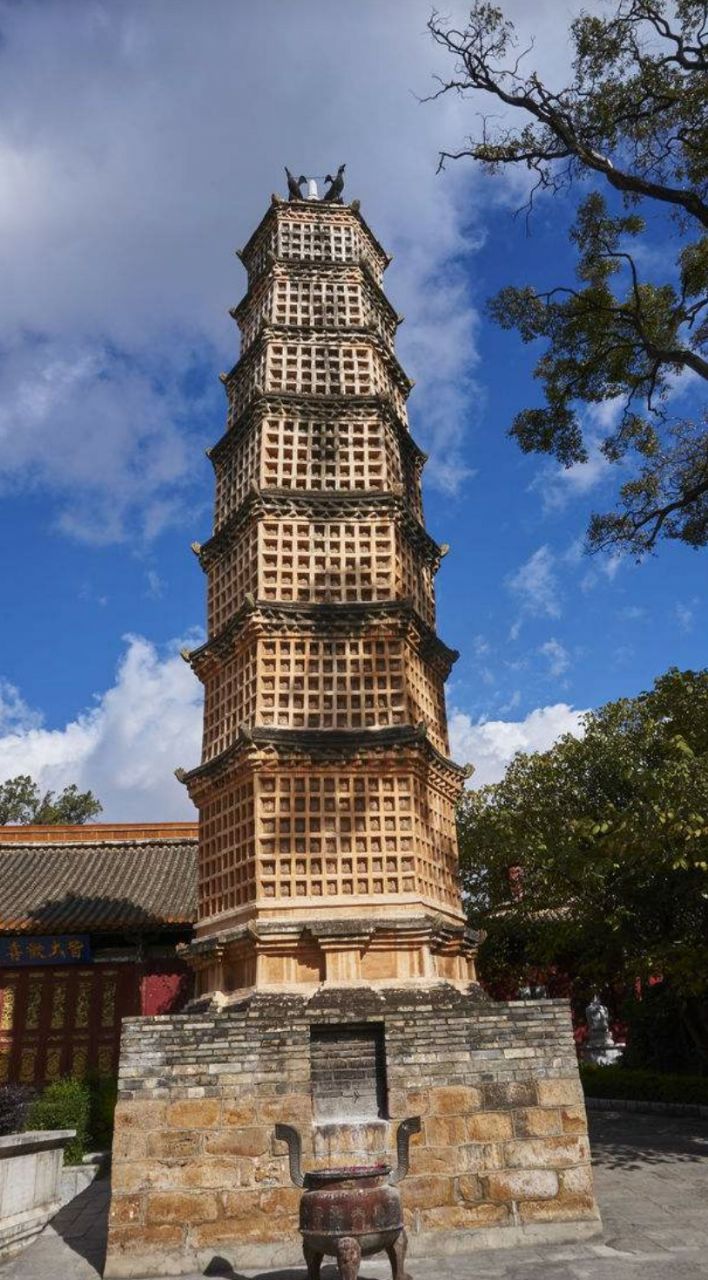  p data-id="gnwyd5740j"> 千佛塔坐落在陆良县城东门外大觉寺内,原名