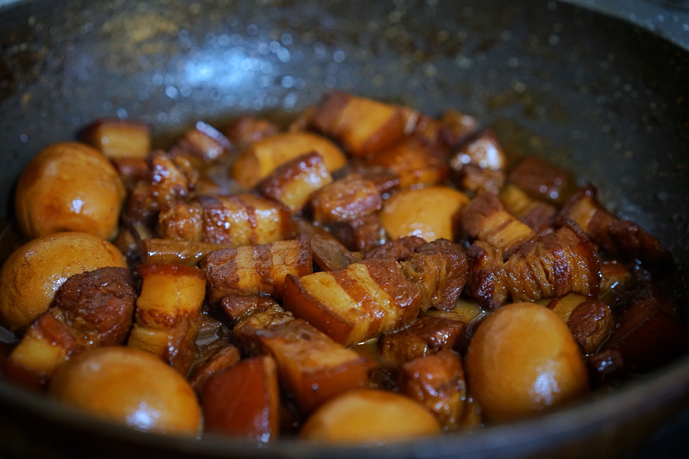  p>北方红烧肉是一道美食,主要材料是五花肉,辅料是