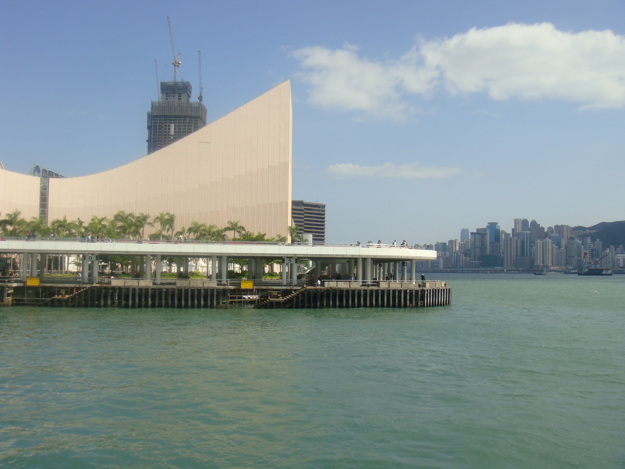  p>维多利亚港(英语:victoria harbour)简称维港,是位于 a target="