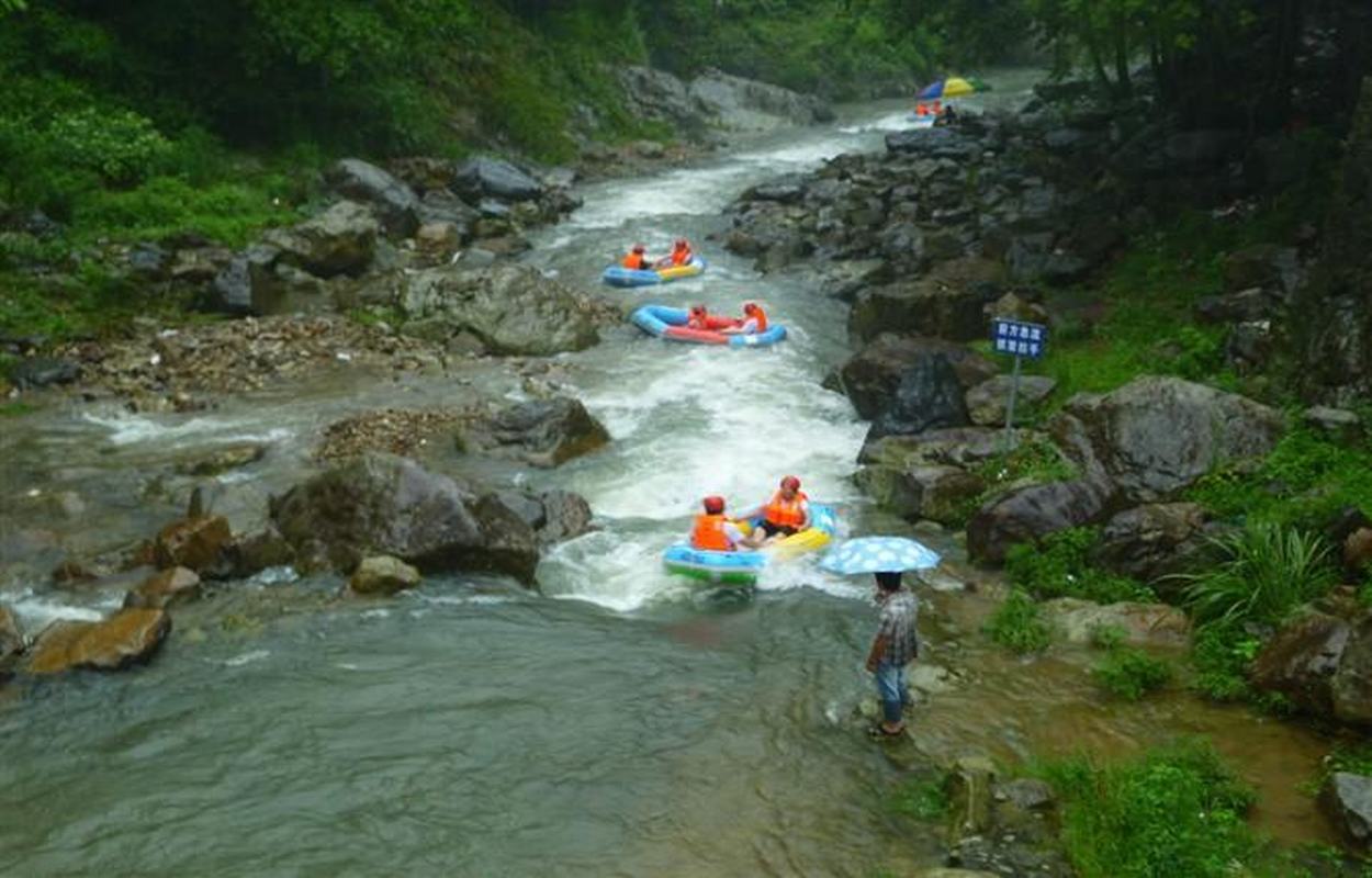  p>泽雅漂流位于温州市泽雅风景区内,泽雅漂流位于七瀑涧景区入口处