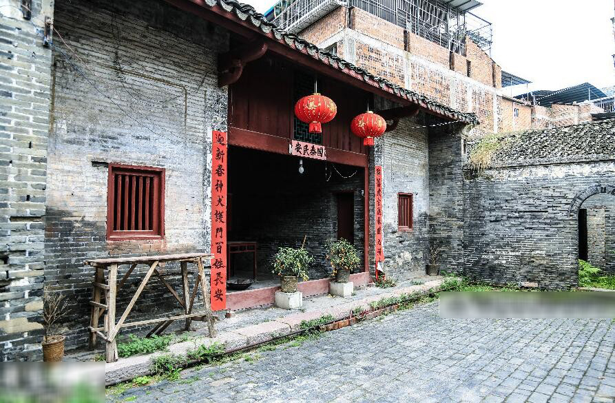  p>黄家大院,位于南宁市中尧南路88号,有一处清朝建筑,叫黄家大院