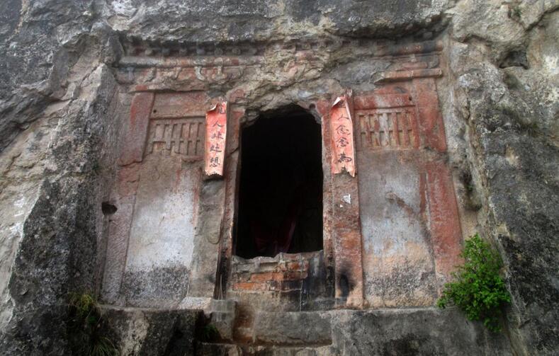  p>鸿庆寺石窟位于河南省义马市东南14公里处的常村镇石佛村,依白鹿山