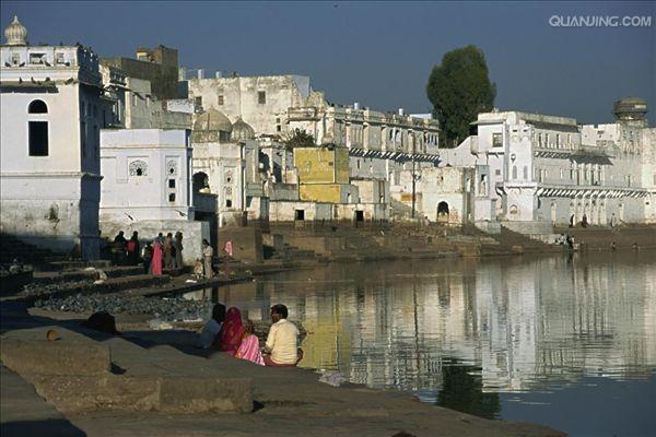 东,西高止山分别与 a target="_blank" href="/item/孟加拉湾/3