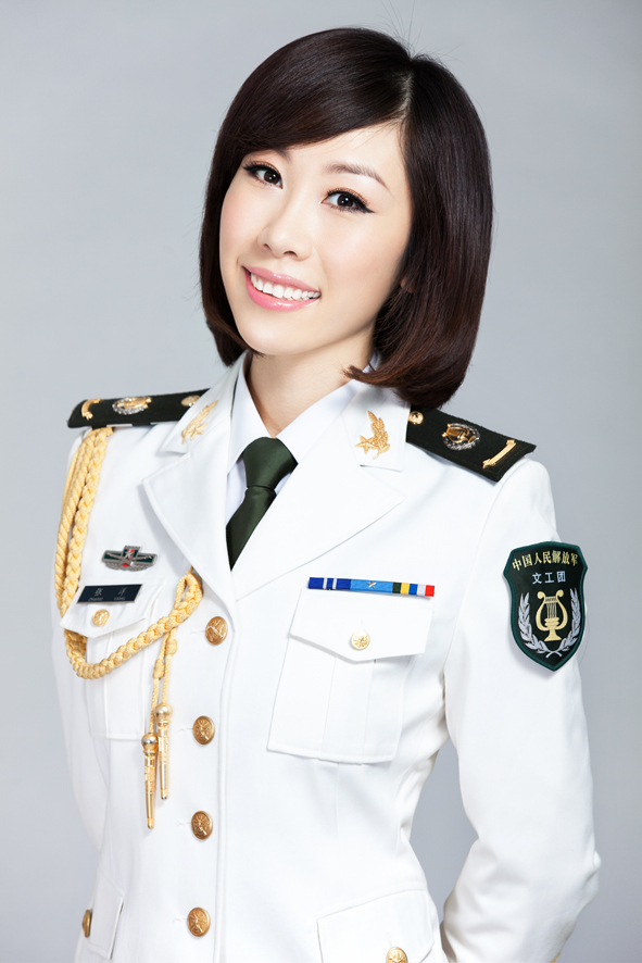 张洋,毕业于中国人民解放军艺术学院音乐系,青年独唱演员,青年女中音