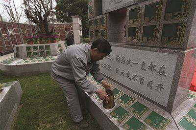  p>3d生态节地云葬是南京雨花功德园实行的一种新型墓葬模式. /p>