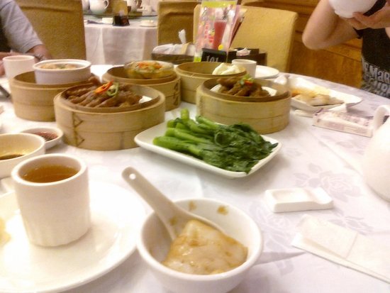 大部分的广东人都热爱喝早茶. /p>