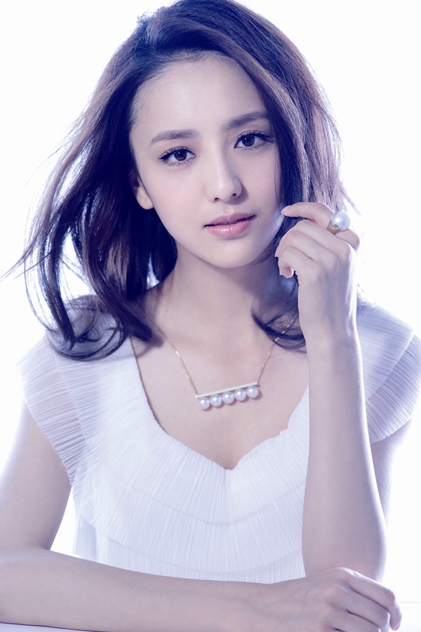  p>佟丽娅,1983年8月8日出生于新疆伊犁察布查尔,中国内地影视女演员