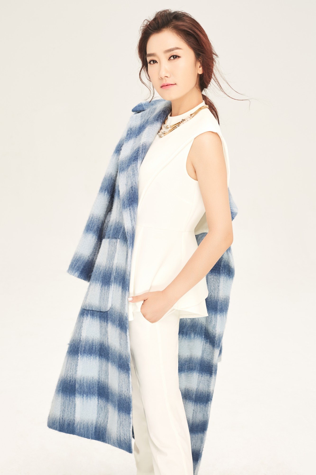 魏玲花,1980年12月20日出生于内蒙古自治区鄂尔多斯市,中国内地女歌手