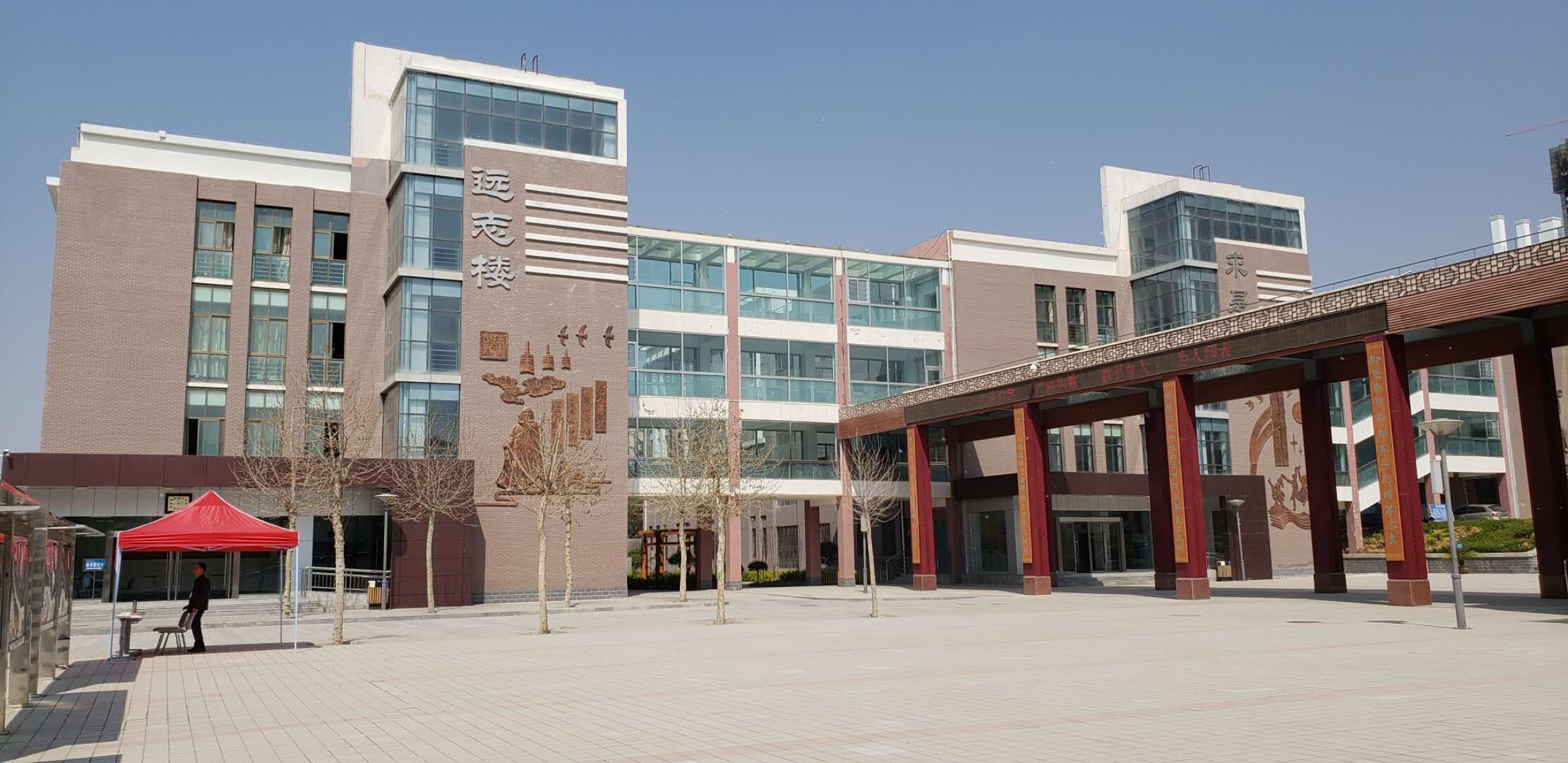  p>兰州市第五十七中学是安宁区唯一一所公办市属独立高中,学校占地
