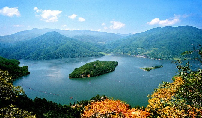 p>九龙湖位于衢州市城南16公里处,东靠紫微山森林公园,南接湖南镇,西