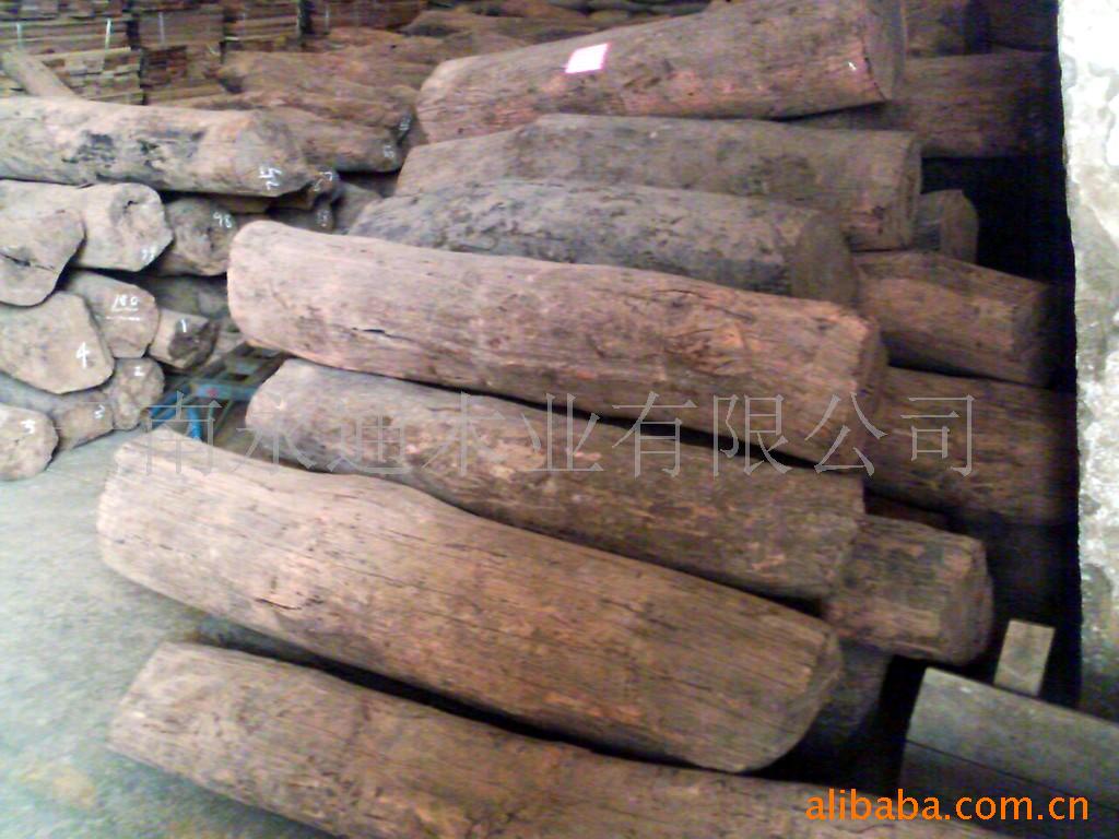  p>黑黄檀(学名: i>dalbergia fusca /i> pierre)是豆科,黄檀属的高大