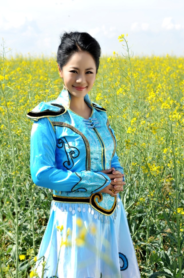  p>东方红艳,曾用名胡红艳,1982年8月1日出生于乌兰哈达,女歌手,演员