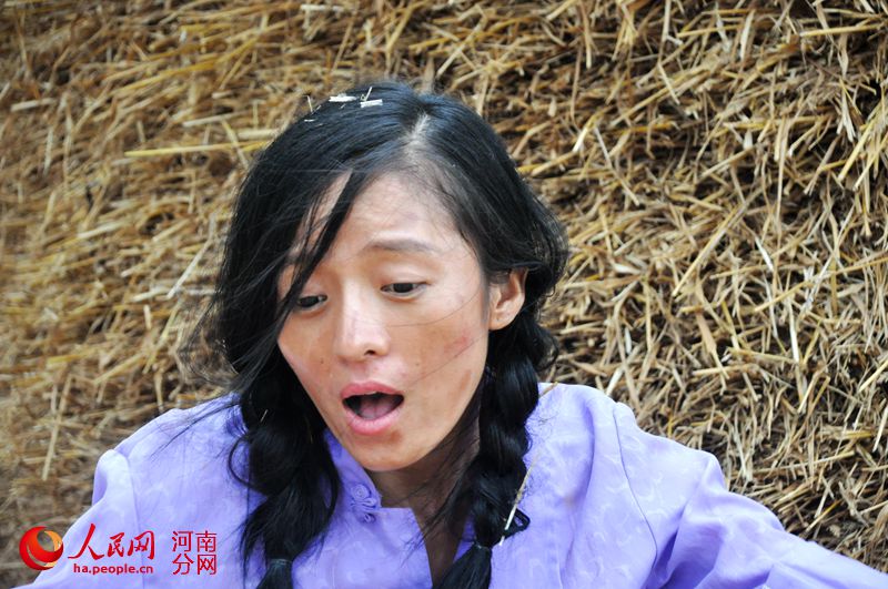  p>该剧讲述了一个贫困家庭户主石头收养一个傻妞的流浪女人,结婚生子