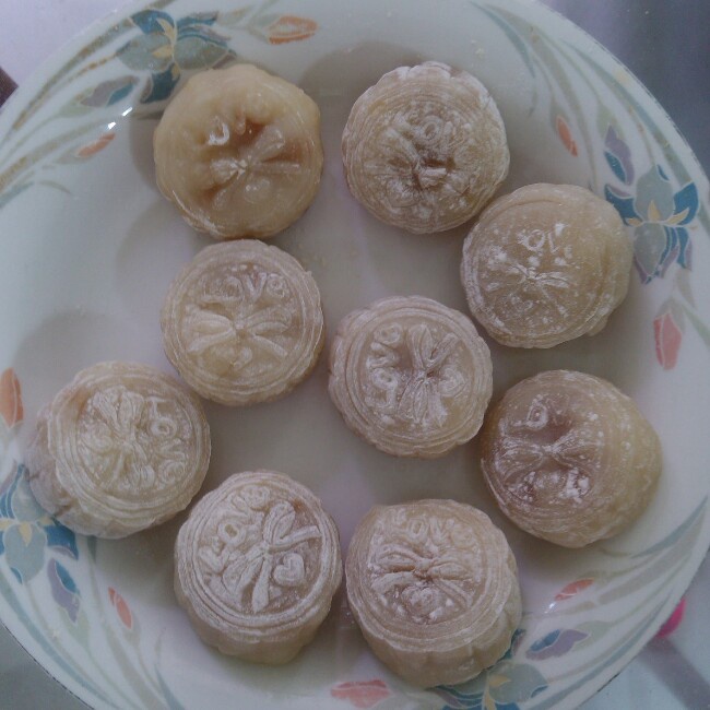  p>冰皮小月饼是以糯米粉,粘米粉为主料制作的食品. /p>