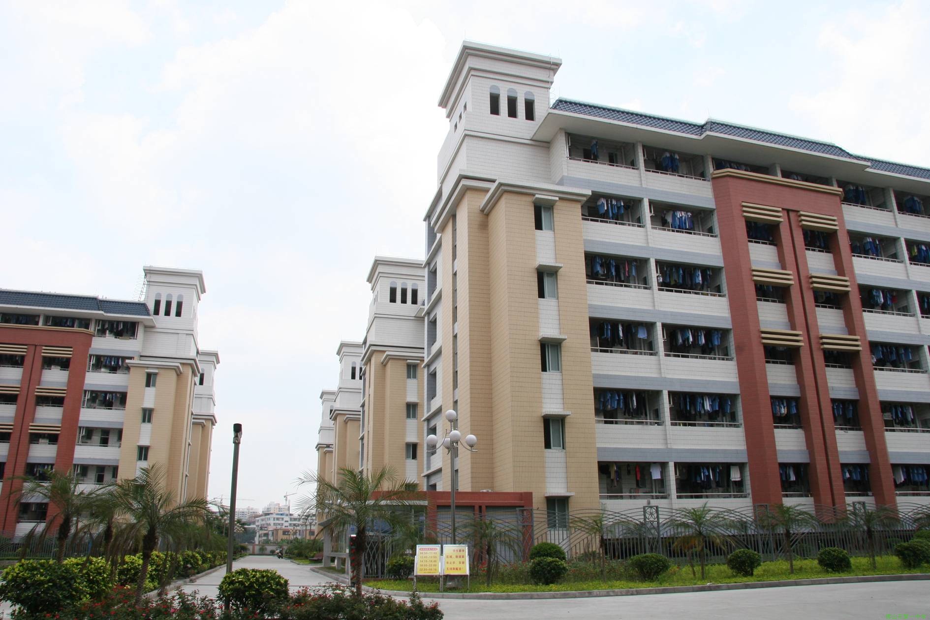 1 high school /i>),简称佛山一中,是广东省首批重点中学,首批广东省
