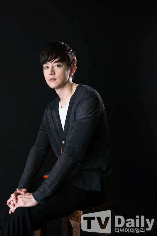 本名权世仁,2012年转入经纪公司saram entertainment时将名字改为权律