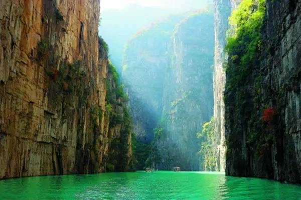  p>九龙洞,位于壶关县太行大峡谷后垴峡谷中段的黄崖上,全长400余米.