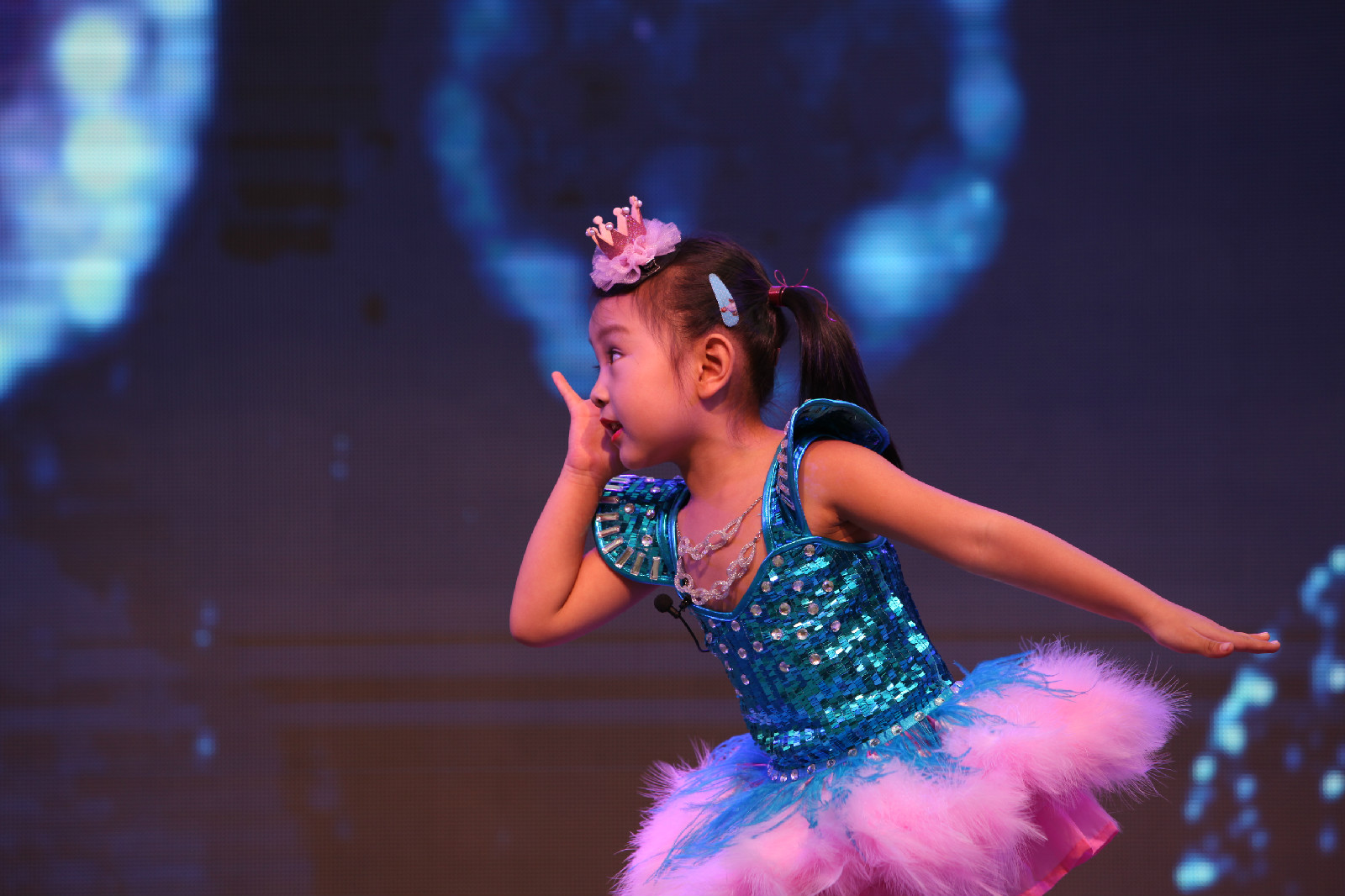  p data-id="gnwhxq4otl">李美妙,2011年7月12日出生,小歌手,小 a