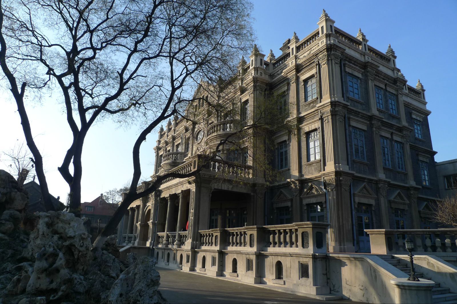 pj3h8zy">大青楼是 a target="_blank" href="/item/张氏帅府/338477"