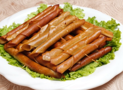  p>熏干豆腐串,是一道家常菜,制作原料主要有干豆腐,卤汤,茶叶等. /p>