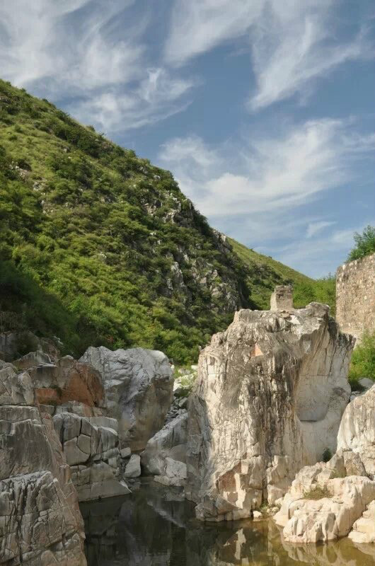  p data-id="gnwl84ejre">龙岩古寺,坐落于今陕西省乾县临平镇西北