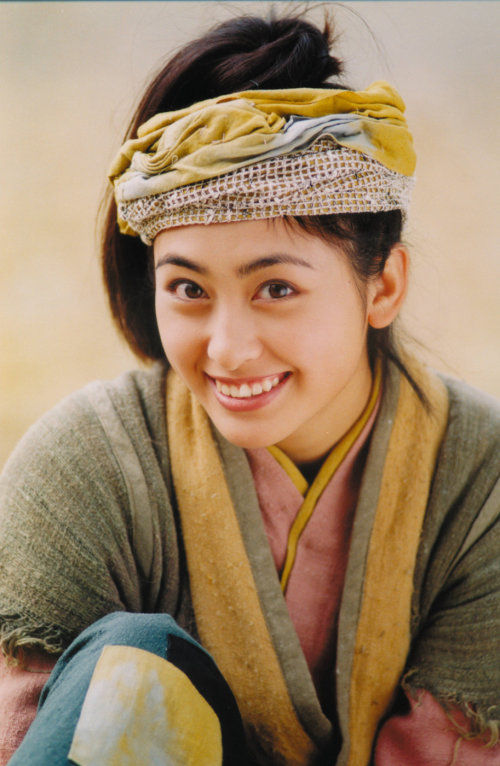  p>法提麦·雅琦 i>(原名王雅琦) /i>,1982年10月6日出生于北京,毕业