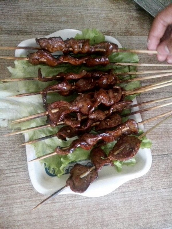  p data-id="gnwymtk7lt">炭烤羊肝串是用羊肝放在炭火上烧烤的一种