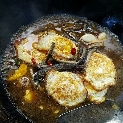 泥鳅煮荷包蛋